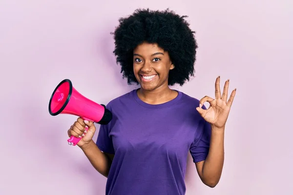 Afro Amerikalı Genç Bir Kadın Megafonla Bağırıyor Tamam Işareti Yapıyor — Stok fotoğraf