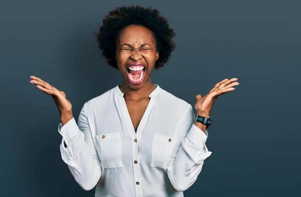 Afrikansk Amerikansk Kvinna Med Afro Hår Bär Casual Vit Skjorta — Stockfoto