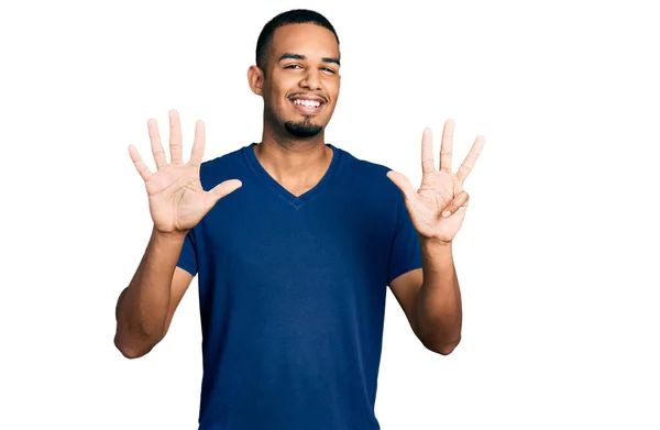 셔츠를 자신감 행복하게 웃으면서 손가락으로 가리키는 아프리카계 — 스톡 사진
