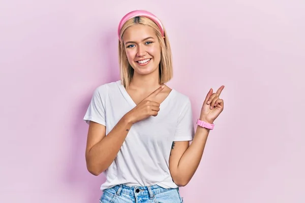 Mulher Loira Bonita Vestindo Camisa Branca Casual Sorrindo Olhando Para — Fotografia de Stock