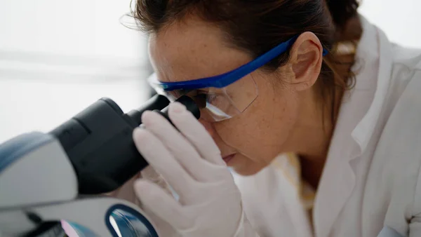 Mulher Hispânica Meia Idade Usando Uniforme Cientista Usando Microscópio Laboratório — Fotografia de Stock
