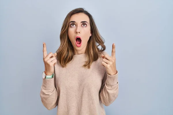 Young Woman Standing Isolated Background Amazed Surprised Looking Pointing Fingers — Fotografia de Stock