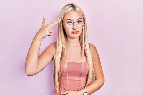 Junges Blondes Mädchen Lässiger Kleidung Schießt Und Tötet Sich Selbst — Stockfoto