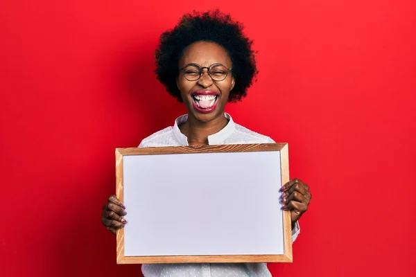 Młoda Afroamerykanka Trzyma Pustą Tablicę Białym Tabliczką Wystaje Językiem Szczęśliwy — Zdjęcie stockowe
