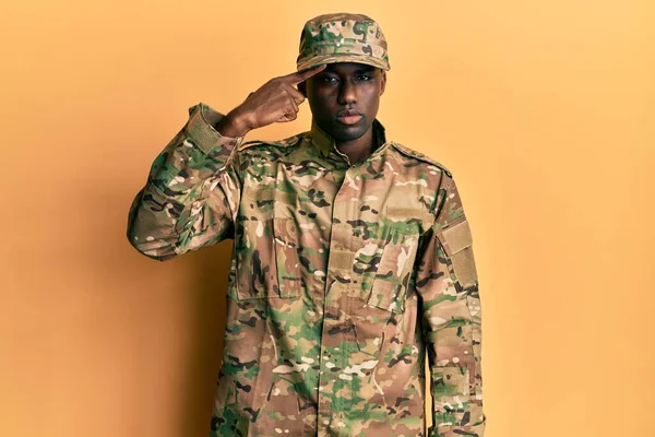 若いアフリカ系アメリカ人の男性が軍の制服を着て額ににきび 黒い頭の醜い感染に不幸な指している にきびや皮膚の問題 — ストック写真