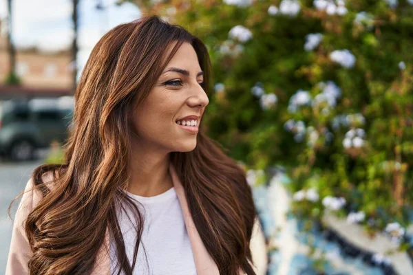 Junge Hispanische Frau Lächelt Selbstbewusst Park — Stockfoto