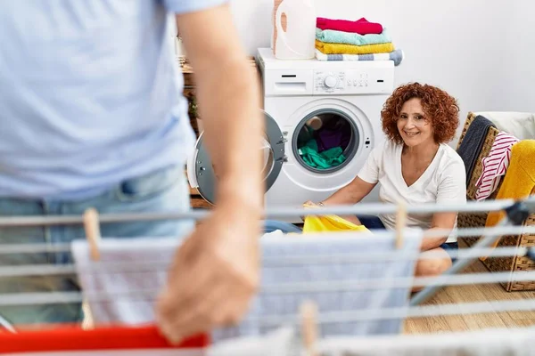 Medelålders Man Och Kvinna Par Ler Säker Hängande Kläder Tvätt — Stockfoto