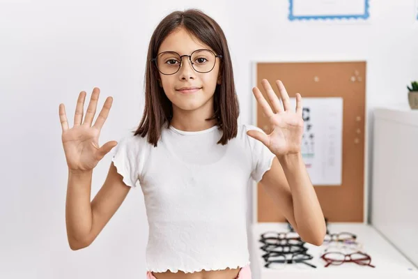 Junges Hispanisches Mädchen Mit Brille Zeigt Mit Finger Nummer Zehn — Stockfoto