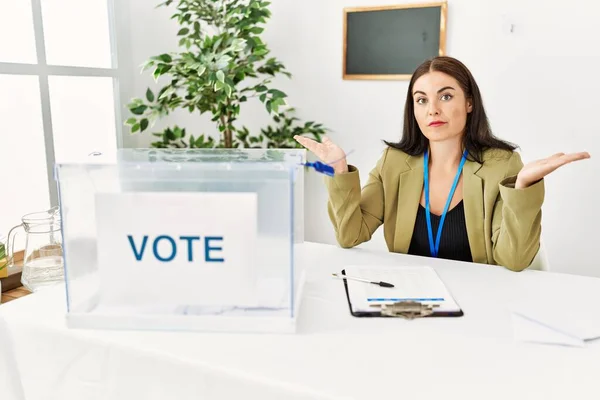 Jeune Femme Brune Assise Table Élection Avec Bulletin Vote Expression — Photo