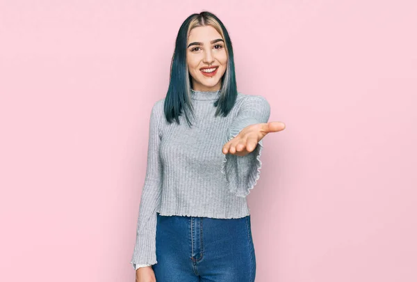 Junges Modernes Mädchen Lässigem Pullover Freundlich Lächelnd Und Handschlag Zur — Stockfoto