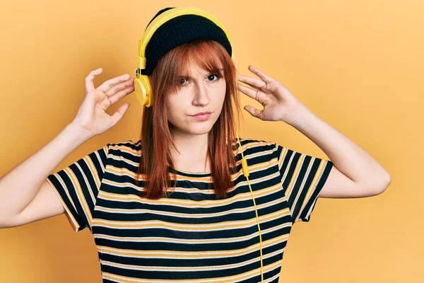 Pelirroja Mujer Joven Escuchando Música Usando Auriculares Sin Pistas Expresión — Foto de Stock