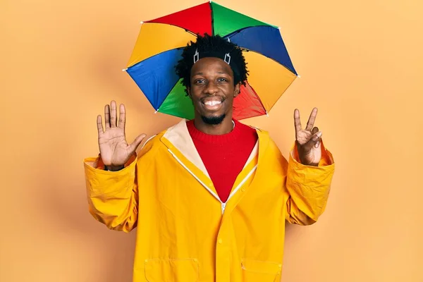 Jovem Afro Americano Vestindo Capa Chuva Amarela Mostrando Apontando Para — Fotografia de Stock