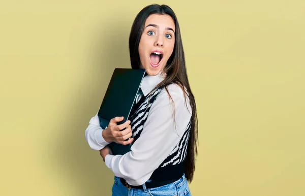 Junge Brünette Teenager Umarmen Laptop Mit Liebe Angst Und Schockiert — Stockfoto