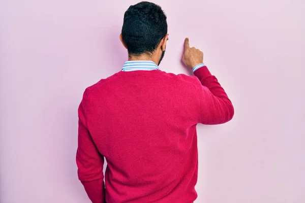 Латиноамериканец Бородой Деловой Рубашке Очках Позирующий Задом Наперед Указывая Пальцем — стоковое фото