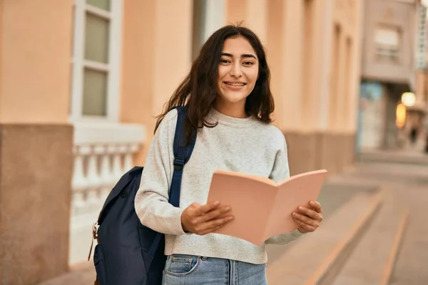 Joven Estudiante Oriente Medio Sonriendo Libro Lectura Feliz Ciudad — Foto de Stock