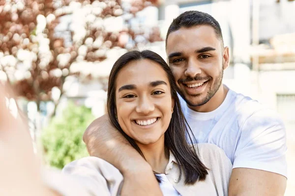 Genç Latin Çift Mutlu Bir Şekilde Gülümsüyor Kucaklaşıyorlar Kameranın Önünde — Stok fotoğraf