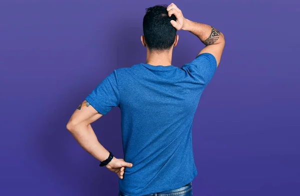 Junger Hispanischer Mann Trägt Lässiges Shirt Rückwärts Und Denkt Mit — Stockfoto