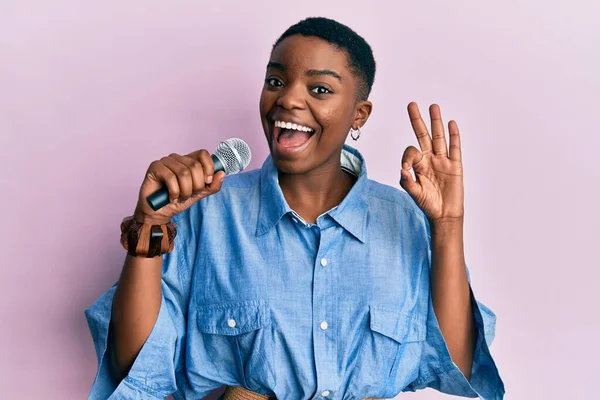 Молода Афроамериканська Жінка Співає Пісню Використовуючи Мікрофон Має Знак Окей — стокове фото