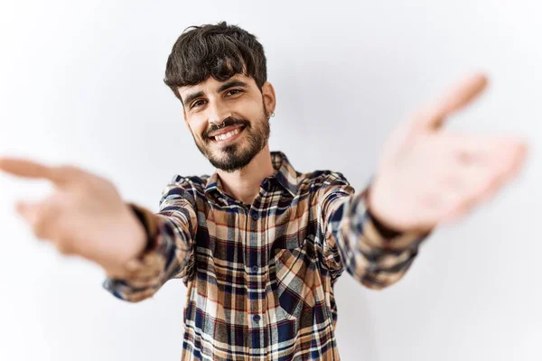 Arka Planda Sakallı Spanyol Bir Adam Kameraya Sarılmak Için Gülümseyerek — Stok fotoğraf