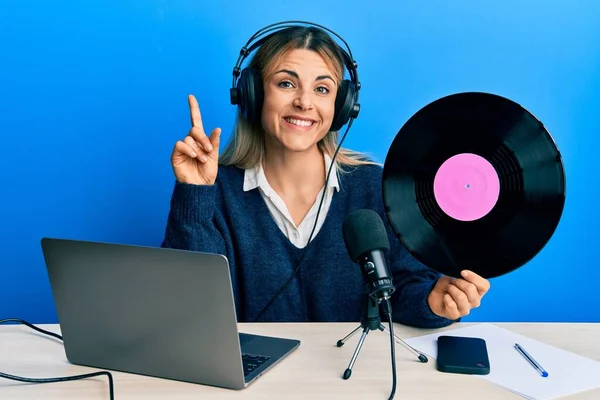 Mladá Běloška Pracující Rádiovém Studiu Vinylovým Diskem Překvapená Nápadem Nebo — Stock fotografie