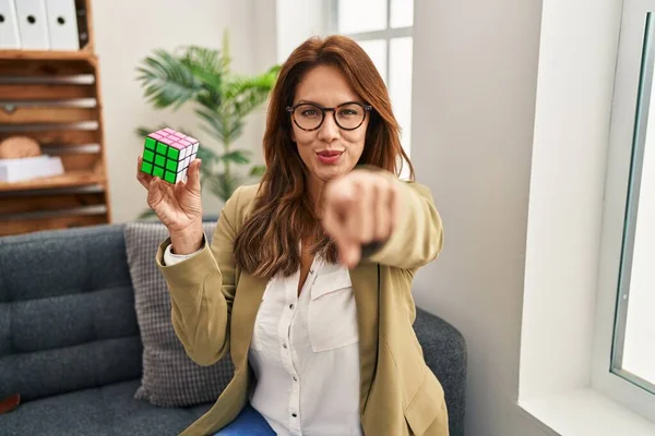 Femme Hispanique Jouant Jeu Intelligence Cube Puzzle Coloré Pointant Doigt — Photo