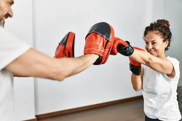 Mediana Edad Pareja Hispana Sonriendo Feliz Entrenamiento Boxeo Casa — Foto de Stock