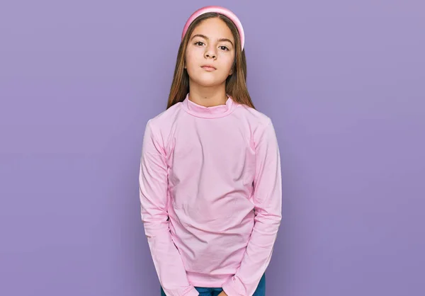 Schöne Brünette Kleine Mädchen Lässigem Rollkragenpullover Entspannt Mit Ernstem Gesichtsausdruck — Stockfoto