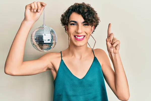 Parlak Disko Topunu Tutan Genç Spanyol Eşcinsel Bir Fikirle Gülümsüyor — Stok fotoğraf