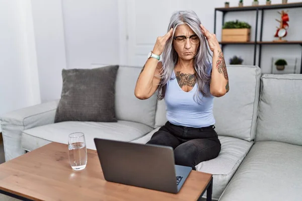 Mujer Pelo Gris Mediana Edad Que Usa Computadora Portátil Casa — Foto de Stock