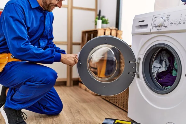 Çamaşır Odasında Çamaşır Makinesini Tamir Eden Tamirci Üniforması Giyen Spanyol — Stok fotoğraf