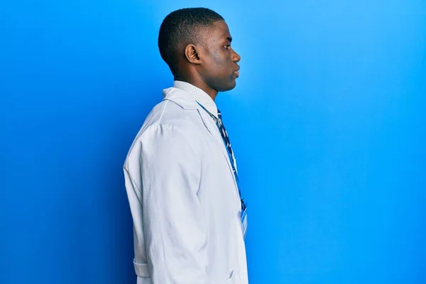 Joven Afroamericano Hombre Vistiendo Uniforme Científico Mirando Lado Relajarse Pose — Foto de Stock