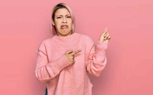 Mulher Hispânica Com Cabelo Rosa Vestindo Camisola Inverno Casual Apontando — Fotografia de Stock