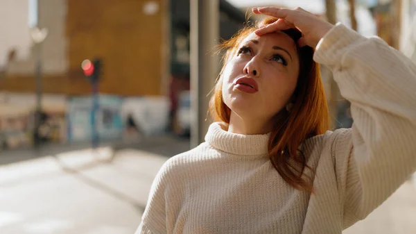 Ung Rödhårig Kvinna Stressad Stående Gatan — Stockfoto