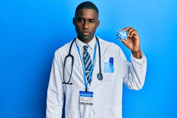 Молодой Африканский Американец Пальто Доктора Держит Вирусную Игрушку Мышление Трезвое — стоковое фото