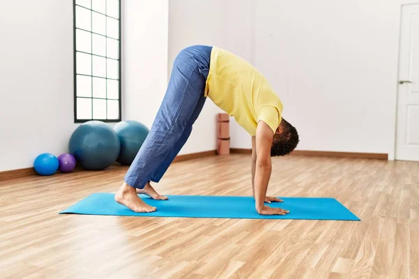 Junger Arabischer Sportler Trainiert Yoga Sportzentrum — Stockfoto