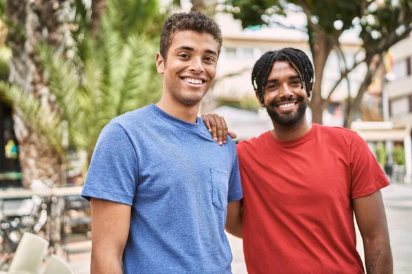 Två Afrikansk Amerikan Ler Lycklig Stående Vid Staden — Stockfoto