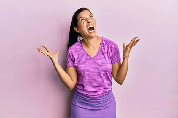 Jovem Latina Vestindo Sportswear Louco Louco Gritando Gritando Com Expressão — Fotografia de Stock