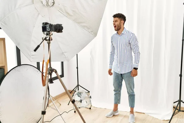 Arabische Jongeman Die Zich Voordeed Als Model Fotostudio Boos Gek — Stockfoto