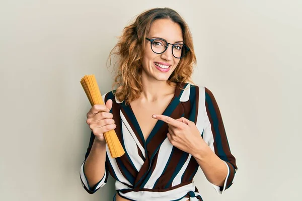 Junge Kaukasische Frau Hält Ungekochte Spaghetti Nudeln Und Lächelt Glücklich — Stockfoto