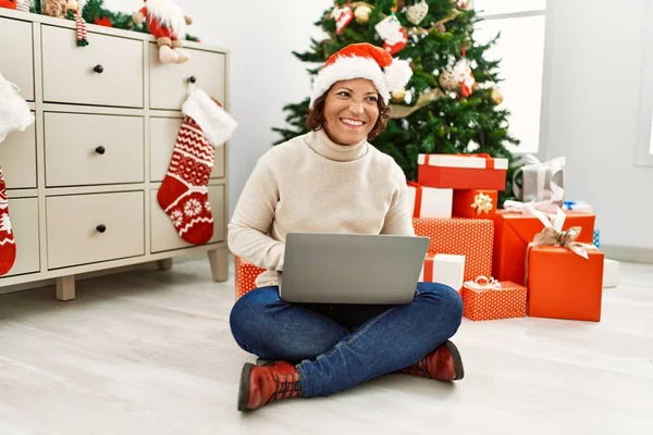 Medioevo Donna Ispanica Utilizzando Computer Portatile Seduto Vicino All Albero — Foto Stock