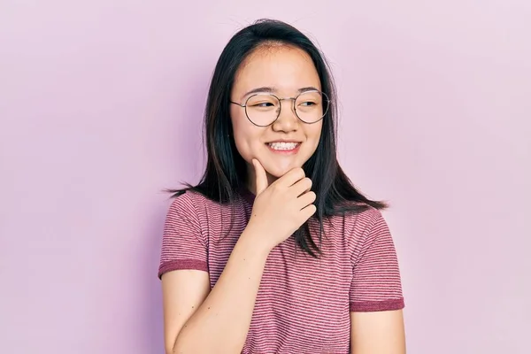 Giovane Ragazza Cinese Indossa Abiti Casual Occhiali Con Mano Sul — Foto Stock