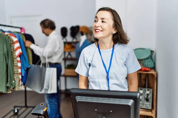 Middelbare Leeftijd Spaanse Vrouw Werkt Als Manager Bij Retail Boetiek — Stockfoto