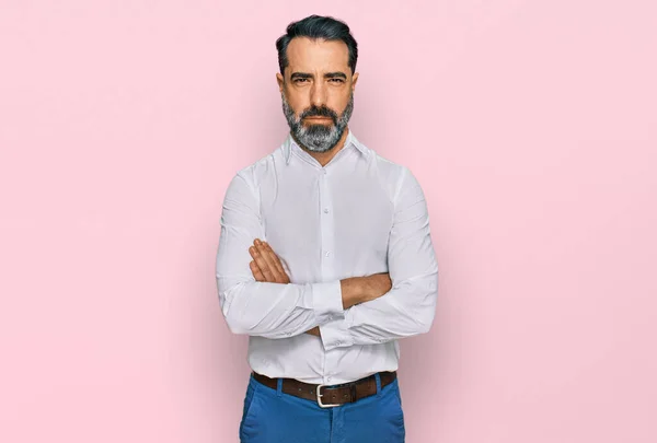 髭を生やした中年男性は カジュアルな白いシャツを着て懐疑的で緊張し 両腕を組んで顔に不承認の表現 否定的な人 — ストック写真
