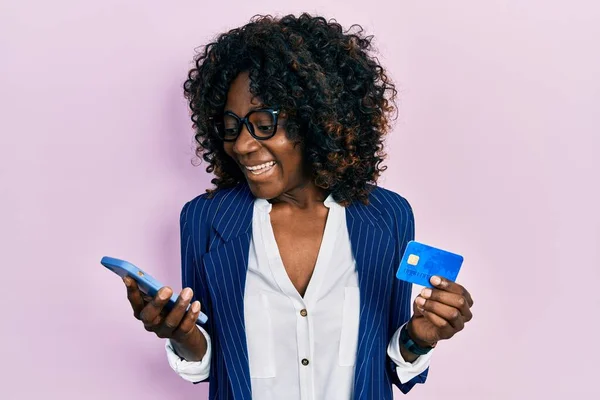 Joven Mujer Afroamericana Sosteniendo Teléfono Inteligente Tarjeta Crédito Celebrando Loco — Foto de Stock