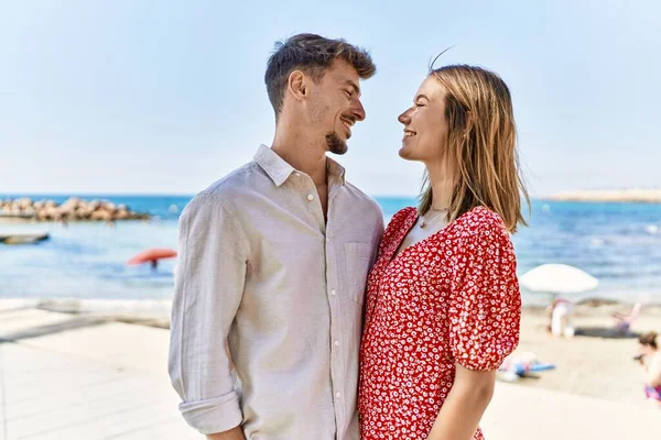 Young Hispanic Couple Vacation Smiling Happy Hugging Beach — Foto Stock