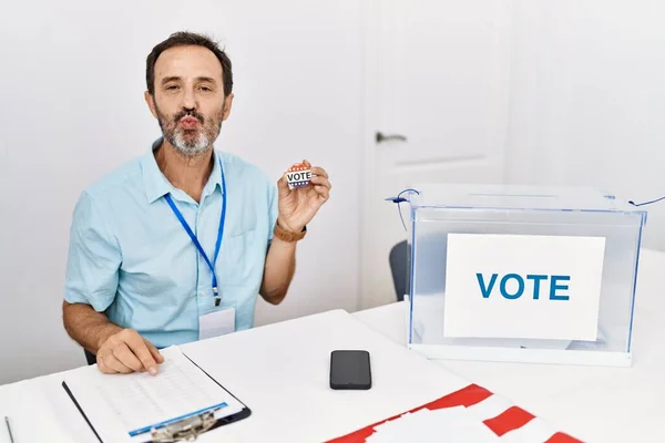 Muž Středního Věku Plnovousem Sedí Volebního Lístku Drží Hlasovací Odznak — Stock fotografie