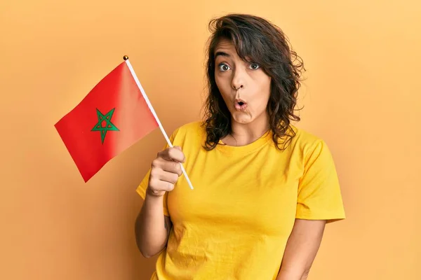 Jovem Hispânica Segurando Bandeira Morocco Assustado Espantado Com Boca Aberta — Fotografia de Stock