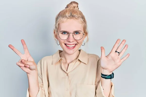 Güzel Beyaz Sarı Saçlı Sıradan Görünüşlü Gözlüklü Yedi Numaralı Parmaklarıyla — Stok fotoğraf