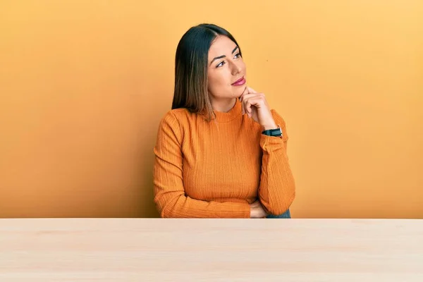 Mujer Hispana Joven Con Ropa Casual Sentada Mesa Con Mano — Foto de Stock