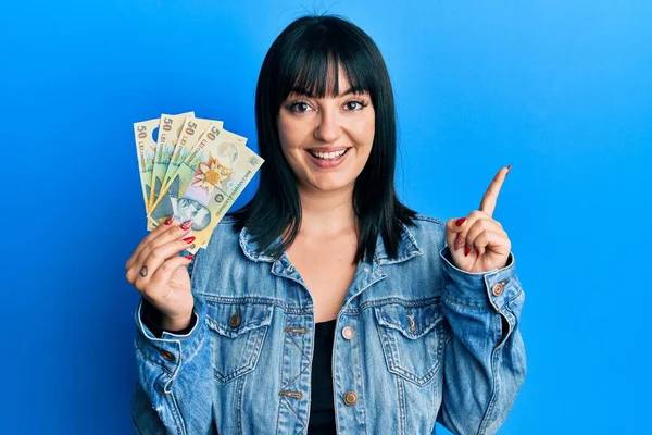 Joven Mujer Hispana Sosteniendo Billetes Leu Rumanos Sonriendo Feliz Señalando — Foto de Stock